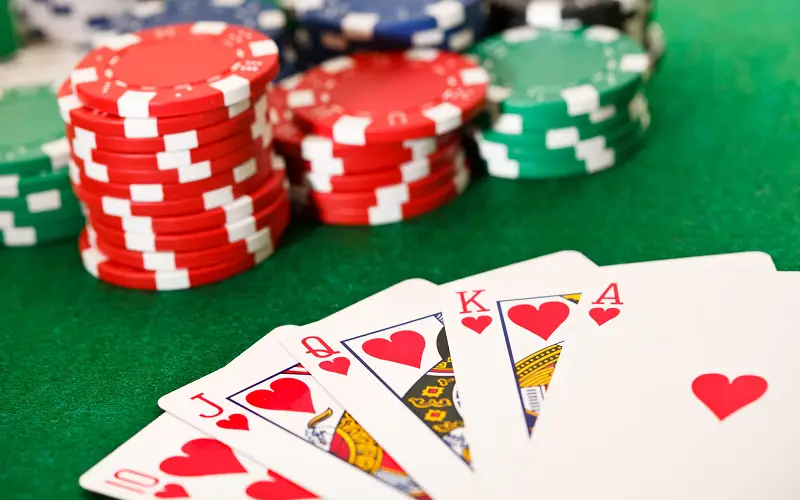 Khoảnh khắc căng thẳng khi showdown quyết định thắng thua trong game bài Poker